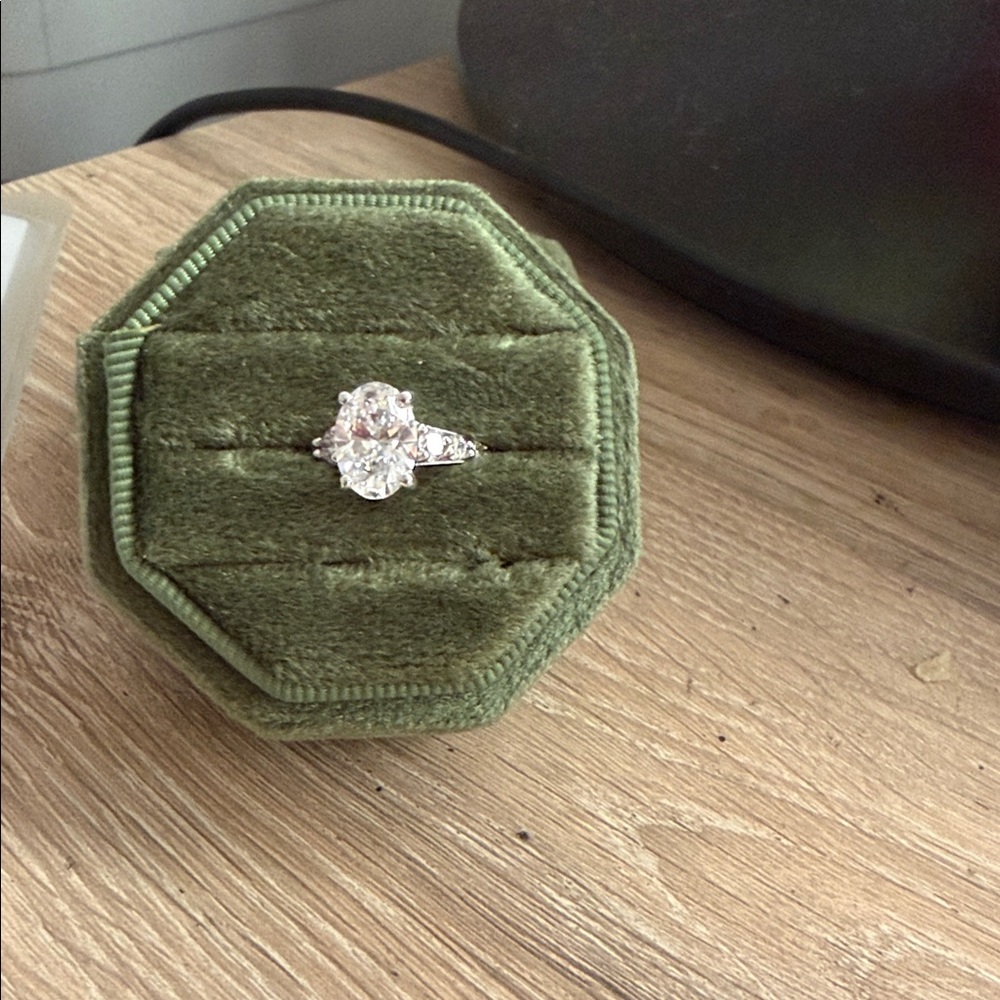 Classic Oval 3.09 Carets ( Lab Grown) Engagement Ring - Silver. Size 6 Finger.